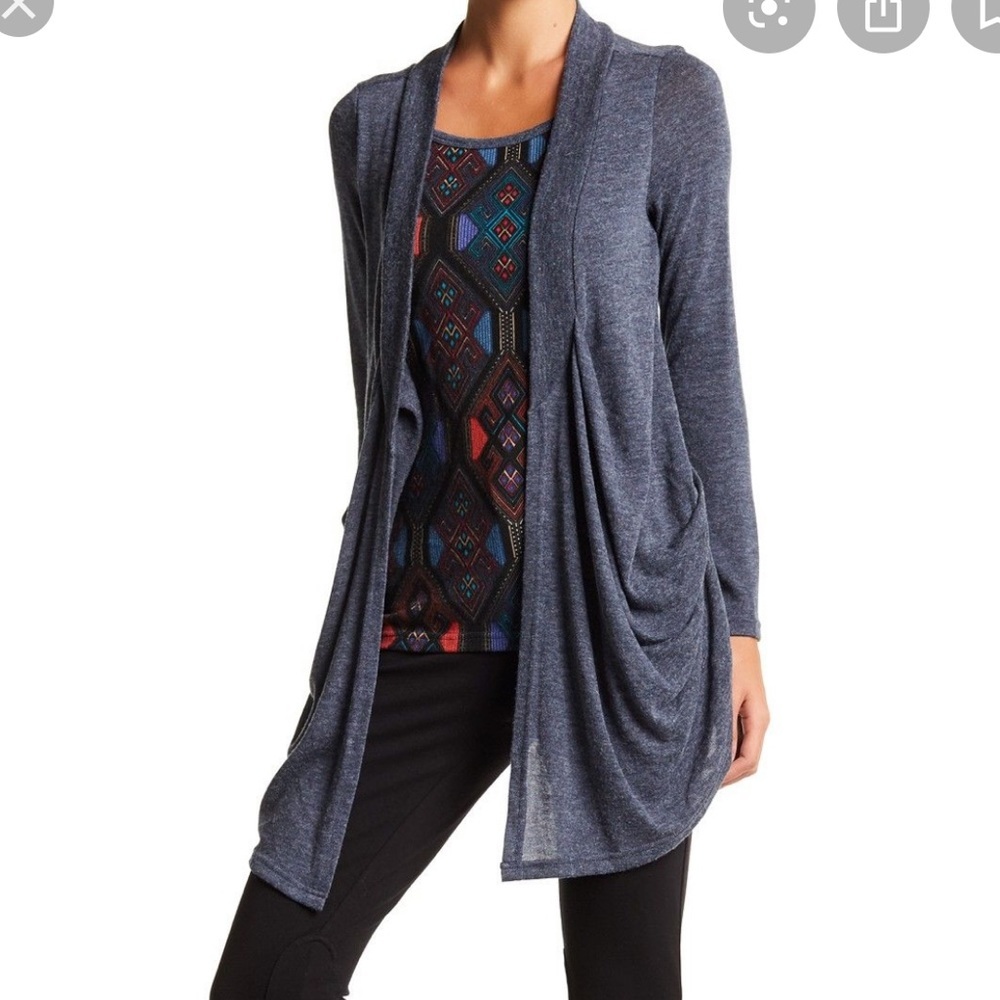 NWT Papillon Top  (Extra Large)